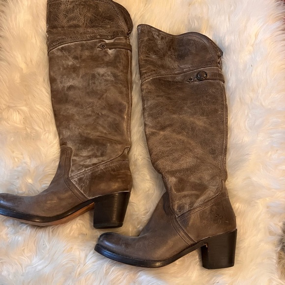 Greyish Fryes - Picture 2 of 5